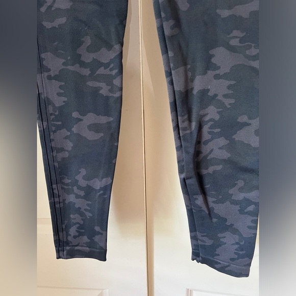 SPANX Camo Black And Gray Leggings - Picture 3 of 8